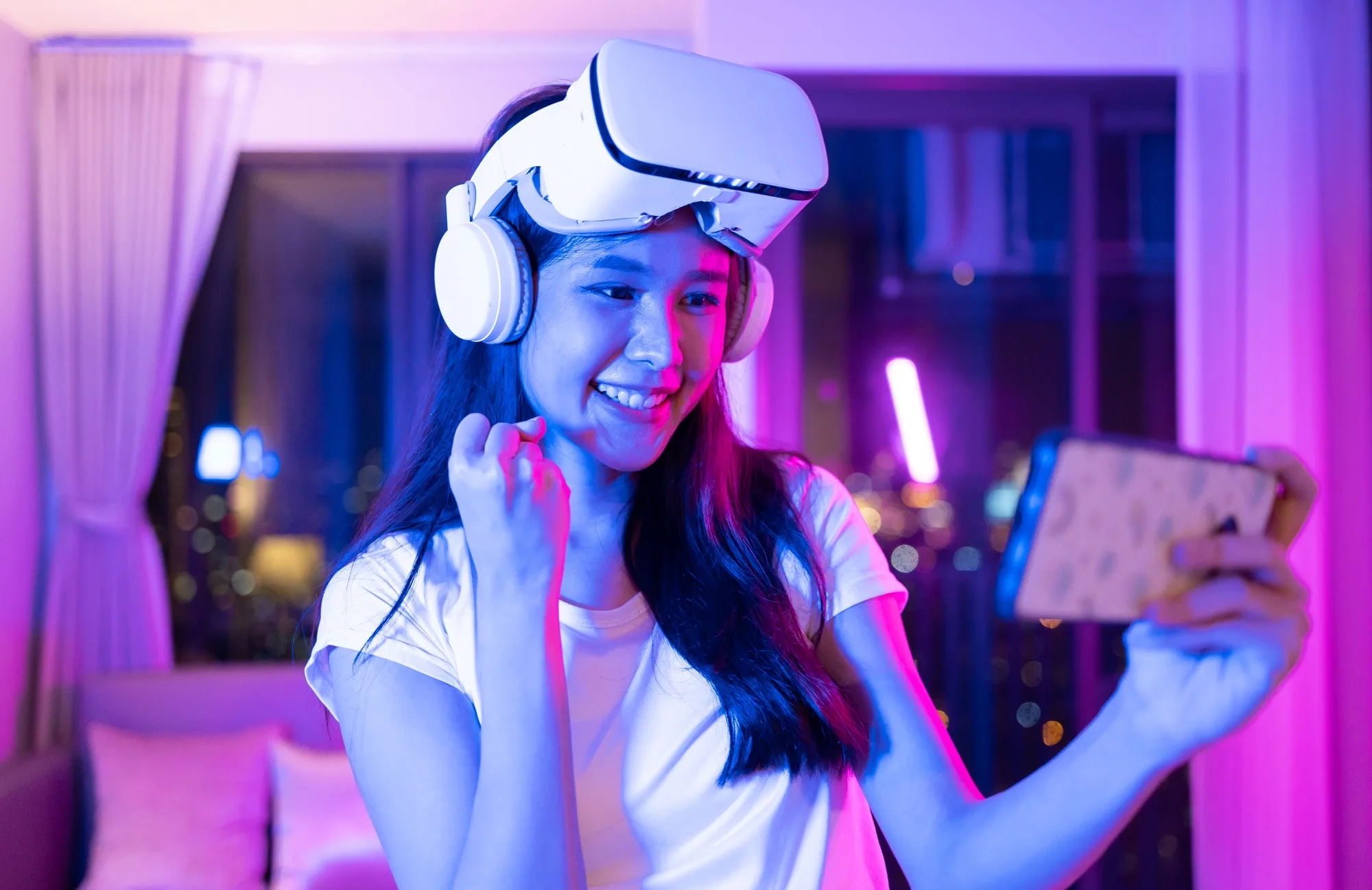 VR GAMING BEDROOM WOMAN